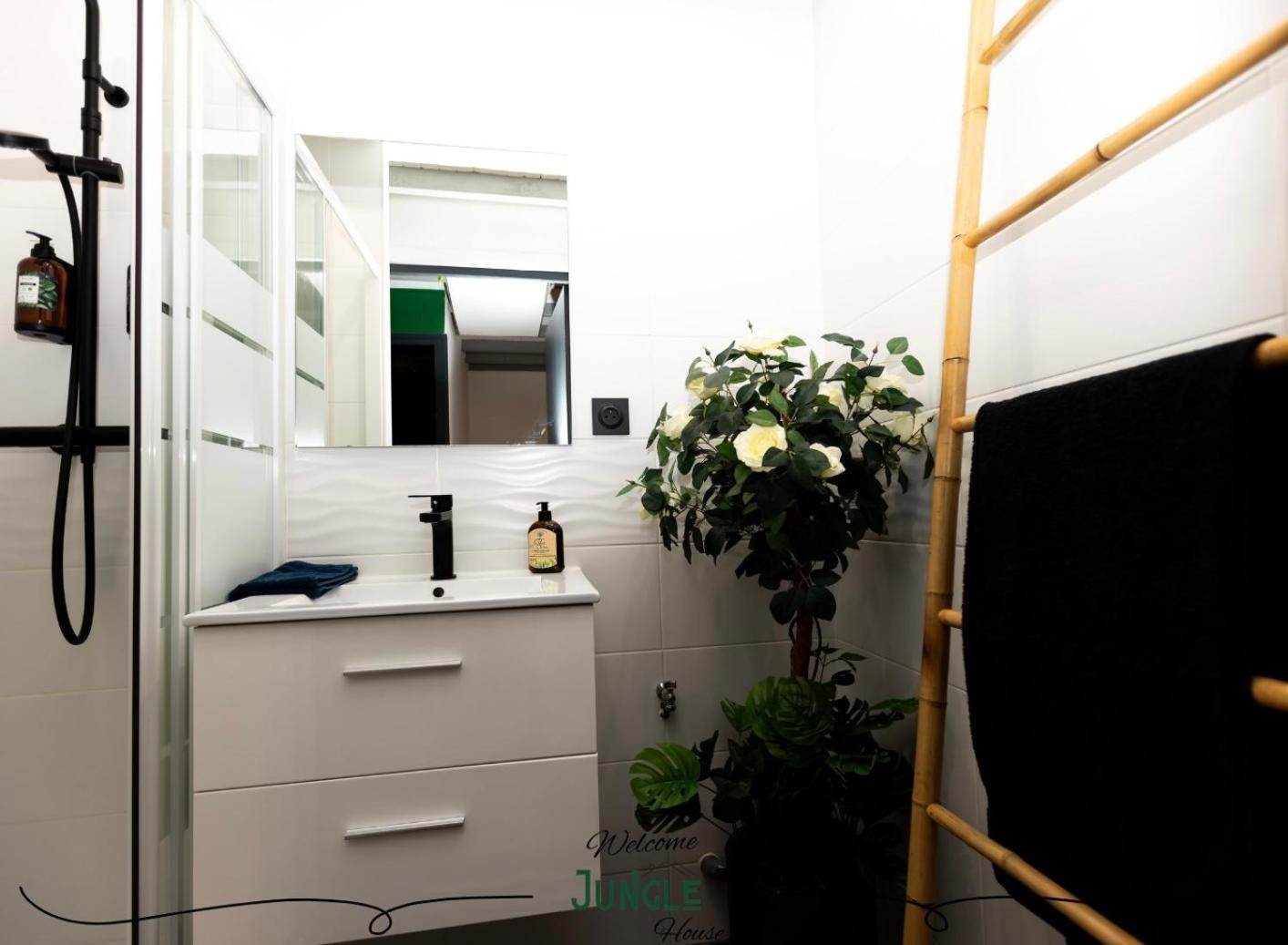 Maison "Jungle House" 90 M2 Billard, Retroprojecteur, Bar A Jeux , Vinyle, Wifi Fibre, Ideal Pro & Famille A Montbrison Exteriér fotografie